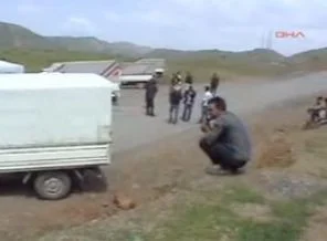 Şemdinli'de köylüler yol kesti