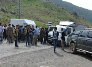 Şemdinli'de yol kapatma eylemi