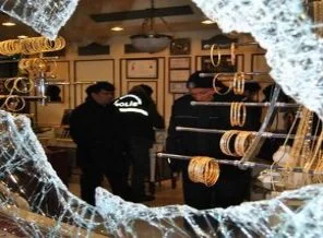 Serbest kalınca, silahla kuyumcu soydular