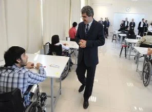 Sınava giren engellilere eğitimli okuyucu