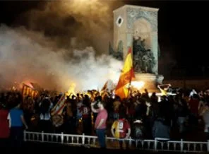 ' Taksim 'çukur' gerçeğini gösteren Galatasaray taraftarını tebrik ederim'