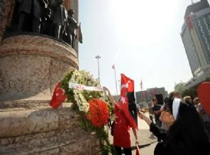 Taksim'de AKP çelengi geri götürüldü
