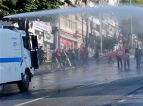 Taksim'e yürümek isteyen DİSK kortejine müdahale