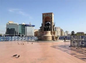 Taksim Meydanı'nda güvercinler Var