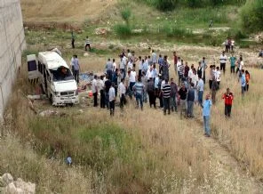 Tarım İşçilerini Taşıyan Minibüs Çakal Köprüsünde Uçtu