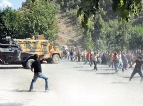 Taş atmadın ama taş atanların arasındaydın