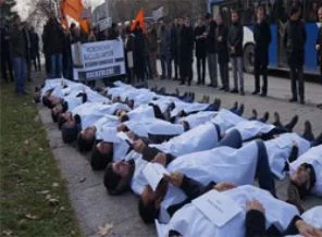 TBMM önünde 'kefenli' protesto
