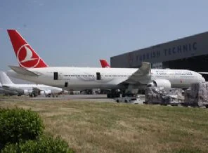 THY'de kaza: Uçağa ikram aracı çarptı!