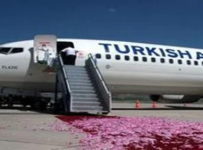THY uçağını gülsuyu ve güllerle karşıladılar