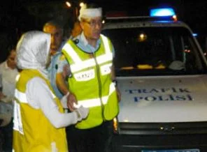 Trafik polisini 500 metre sürükledi
