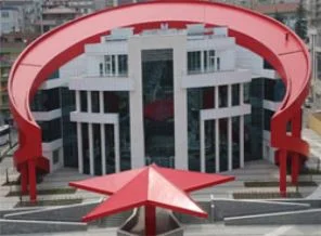 Türk bayrağı şeklinde bina