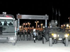 Türk bayraklarıyla çadır kenti basmak istediler