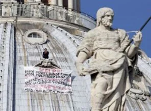 Vatikan'ın kubbesinde protesto