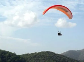 Yamaç paraşütçüsü ağaçta asılı kaldı