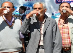 Yeşilay 'milli içki'yi dağıttı!