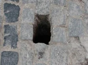 Yol çökünce, çukuru tünel sandılar