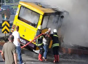 Yolcu minibüsü seyir halinde alev aldı