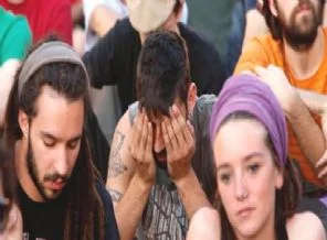 Yunan gençleri o günleri bile mumla arıyor