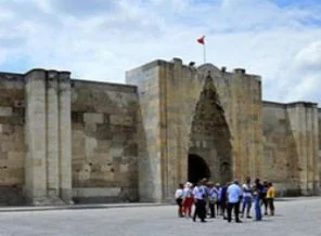 Yüzyıllara direnen kervansaraylar işletmeci bekliyor!