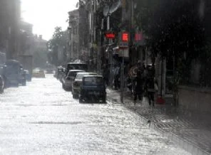 15 dakikalık yağmur, sokakları göle çevirdi