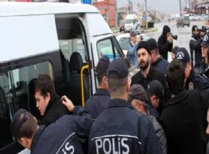 4'ü polis 23 gözaltı