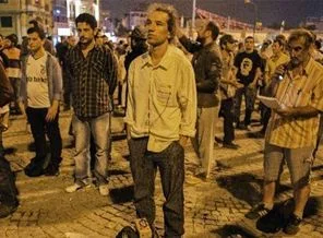 9 gazeteden 13 köşe yazarı 'Duran Adam'ı yazdı