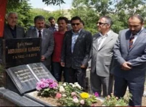 Abdurrahim Karakoç kabri başında anıldı