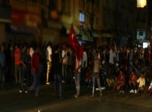 Adana'da karşıt görüşlü gruplar karşı karşıya geldi