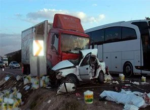 Afyon'da feci kaza: 4 ölü 20 yaralı