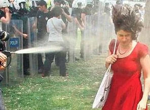 AİHM: Yüze gaz sıkmak işkence