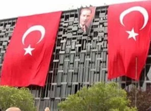 AKM'deki Atatürk posteri 'bakım' gerekçesiyle indirildi