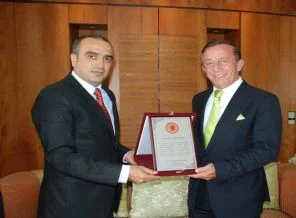 Ali Ağaoğlu'na fahri Diyarbakır hemşehrilik verildi