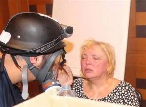 Alman siyasetçi Claudia Roth'ta gazdan etkilendi