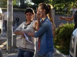 Ameliyat sırası bekleyen de, ayağı kırık olan gözaltında!