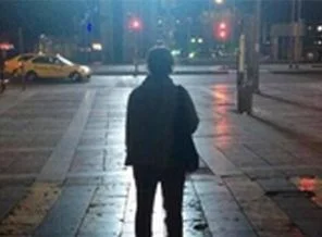 Ankara'da Ethem Sarısülük'ün vurulduğu yerde duran kadın