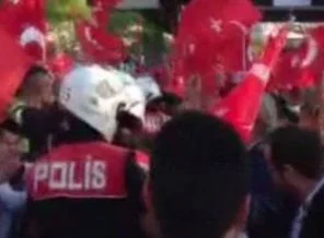 Ankara'da polisleri durdurup öptüler