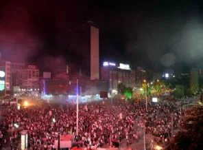 Ankara ve İzmir'de gruplar polislerle çatışıyor