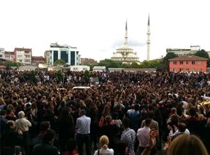 Avukatlardan adliyede gözaltına protesto
