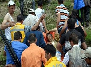 Ayının elinden köylüler kurtardı