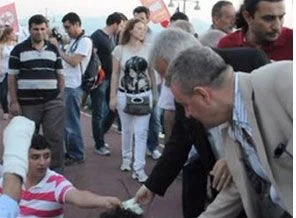 Başbakan Erdoğan'a hakaret eden eylemcilere ödül!