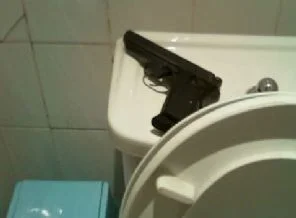 Başbakanlık koruması tabancayı tuvalette unuttu!