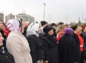 Başı açık kadınlardan başörtüsüne özgürlük çağrısı!