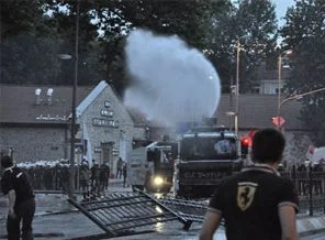 Beşiktaş'ta sabah saatlerinde gaz bombaları atıldı