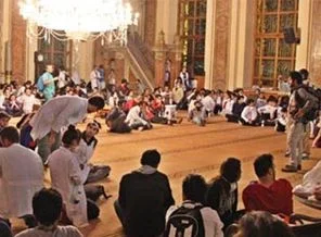 Bezm-i Alem Camisi müezzini: Alkol alındığını görmedik