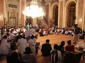 Bezmi Alem Valide Sultan Camisi revire döndü