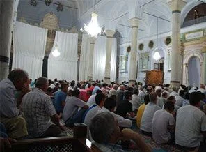Camiye sığmayan cemaat, kilisede namaz kıldı