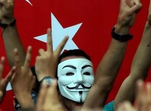 'Çapulcular'la görüşmeler başladı, Topbaş Gezi'de talepleri aldı
