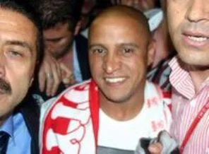 Carlos imzayı attı