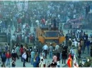 Çarşı Gezi'ye kamyonla girdi