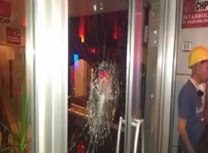 CHP İstanbul İl binasına taşlı sopalı saldırı